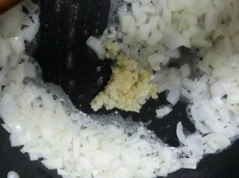 step1: 將奶油放入鍋中融化後將蒜末放入炒香 再加入洋蔥丁炒至香味出來
