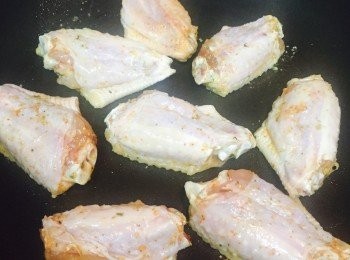 step2: 燒熱平底鍋（無需放油），<a href="https://bit.ly/3zHU5V3" target="_blank" data-keyword="雞翼" class="guide-link"><strong>雞翼</strong></a> <span style="display:inline-block;vertical-align:middle;margin-top:-3px;color:initial;border-radius:3px;padding:2px 3px;font-size:12px;line-height:14px;background:#87d300;color:#fff;">即買</span> 面的一方朝下，中至小火煎至金黃再反轉煎另一面。如<a href="https://bit.ly/3zHU5V3" target="_blank" data-keyword="雞翼" class="guide-link"><strong>雞翼</strong></a> <span style="display:inline-block;vertical-align:middle;margin-top:-3px;color:initial;border-radius:3px;padding:2px 3px;font-size:12px;line-height:14px;background:#87d300;color:#fff;">即買</span> 釋出太多油份的話，將鑊抹乾再繼續煎，讓<a href="https://bit.ly/3zHU5V3" target="_blank" data-keyword="雞翼" class="guide-link"><strong>雞翼</strong></a> <span style="display:inline-block;vertical-align:middle;margin-top:-3px;color:initial;border-radius:3px;padding:2px 3px;font-size:12px;line-height:14px;background:#87d300;color:#fff;">即買</span> 保持乾煎狀態。