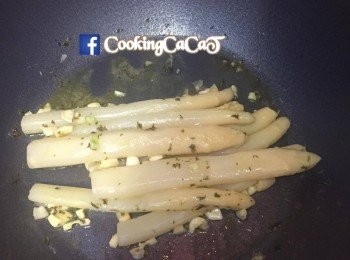 step3: 加入白蘆筍煎香後加入黑胡椒均勻，最後將蔥粒灑上便可。