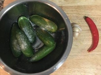 step1: 小黃瓜洗淨後用一匙鹽抓勻閒置5分鐘。 蒜頭切成末或用擠蒜器擠成蒜泥，辣椒不去籽斜切。