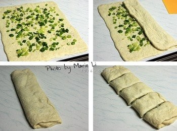 step5: 均勻地撒上蔥珠和少許的黑胡椒粒
先由一邊將三分之一的麵皮往中間折合
再將另一端也折疊起來切成五份