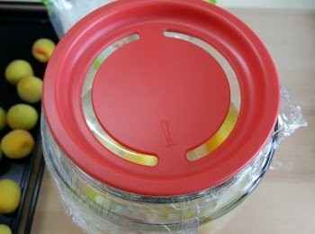 step6: 最後用保鮮紙密封好，再蓋上蓋子。