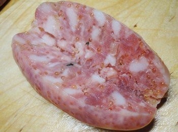 step3: 將香腸對切，不要切斷喔!!