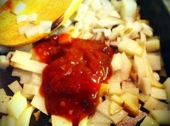 step2: 和快易廚麻婆豆腐醬拌炒適時加入少量的水