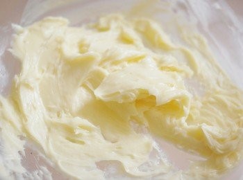 step3: 用電動打蛋器先打發牛油至軟身，然後加入糖霜拌勻