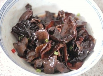 step3: 將步驟二的醬汁與黑木耳拌勻，用保鮮紙包好，放入雪櫃數小時後可享用