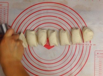 step9: 將醒發好的麵糰先排氣，再分成12小份 （大概一份20–30克，按自己喜好大小）
