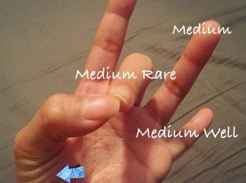 step4: 上碟前輕輕按一下牛扒，medium rare的軟熟度應好比姆指和中指做成圈後，按下姆指下方最厚肉的地方的感覺。上碟後先讓牛扒休息約十分鐘再享用。