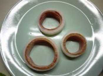 step1: 洋蔥橫切成圈狀約1.5公分寬,培根切長條狀寬度約和洋蔥圈相同,將培根條先沿著洋蔥內繞一圈