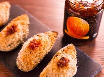 step5: 上碟後每件以適量李錦記XO醬點綴即成。