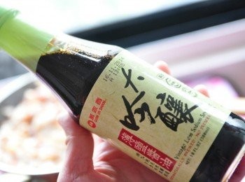 step7: 接著加入冰糖與紅糖以及甘甜香醇不死鹹的【大吟釀薄鹽醬油】調味