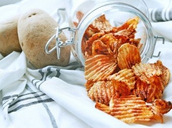 step7: 薯片拿出放涼後,請即放入密實盒內, 保持脆卜卜狀態..