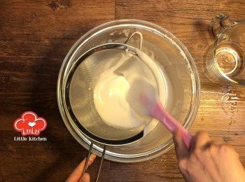 step4: 粉漿有顆粒，可用篩將粉粒壓碎，與粉漿混合