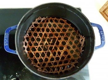 step2: 鍋底放上竹蓆，燒水