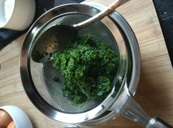 step1: 用攪拌機把班蘭葉攪爛，中間可用少少食用水幫助攪拌，跟著用篩隔走班蘭葉渣，得出班蘭葉濃縮汁液大約15ml。