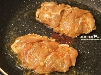 step3: 不沾平底鍋中倒入少許油燒熱，取出醃漬好的雞腿排，將雞皮那面朝下放入燒熱的鍋中煎（若還有剩餘的醃醬，可倒入一半跟雞腿排一起燒煮）。