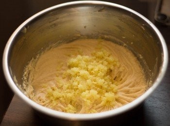 step3: 加入蛋黃及同雲尼拿香油打至混合，再加粟膠打至滑身有光澤，加入薑粒拌勻