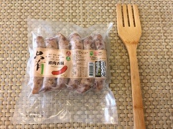 step2: 香腸退冰後切圓形片；雞蛋打散攪拌均勻，備用。