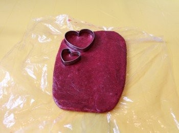 step7: 打開保鮮紙後放上曲奇模印出曲奇