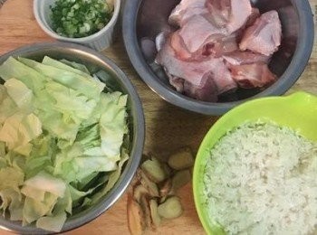 step1: 白米洗好後備用，棒棒腿洗淨切小塊，薑切片，高麗菜洗淨瀝乾切塊。