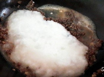 step10: 加入洋蔥泥拌炒至滾