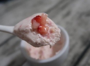 step11: 這份食譜所呈現的慕斯，因為草莓沒經過果汁機攪打，所以慕斯不像市售的極為細緻，是比較帶有顆粒的口感，搭配鮮奶油，吃起來更有層次。