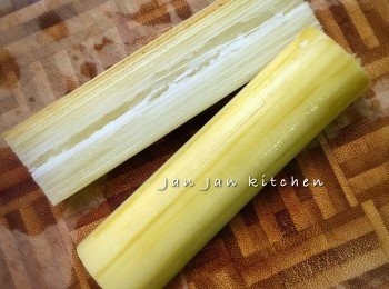 step2: 竹蔗去皮切段，中間破開，再用刀背剁扁，方便出味。煮滾水，加入所有材料煲40-60分鐘即成。