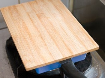 step5: 蓋上待 3 分鐘，關火並保持蓋著多等 2 分鐘至蛋約 6 – 7 成熟。