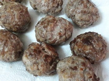 step7: 把煎好的漢堡放在厨房紙巾上把多的油份吸掉