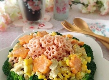 step8: 今次用了櫻花形狀既通心粉，顏色好靚好吸引喔!