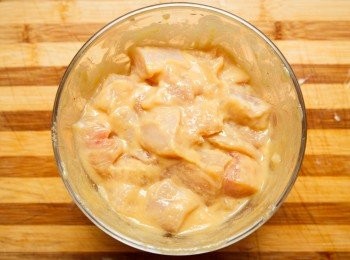 step3: 接著取出雞肉，依照雞肉、青蔥、雞肉的順序串上竹籤。