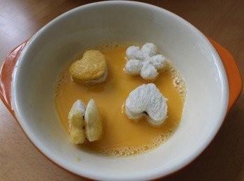 step4: 打散雞蛋並沾上蛋漿
