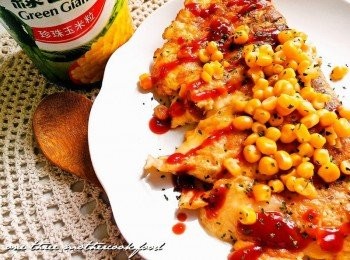 step6: 最後灑上新鮮九層塔末、淋上蕃茄醬、少許玉米在上面，即可~要趁熱吃喲!