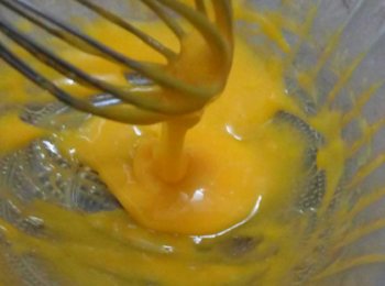 step4: 一點一點加入植物油，分幾次加入，邊加入邊用打蛋器攪拌。