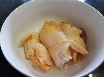 step7: 急凍螺頭，清洗後切片，連同豬骨用薑片，黃酒出水去腥