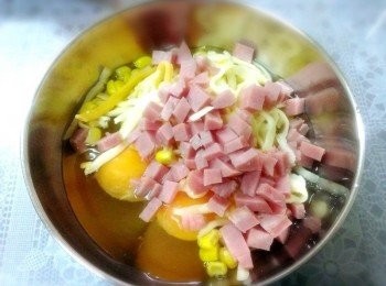 step2: 蛋~火腿丁~玉米粒~乳酪絲拌勻