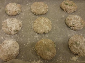 step4: 鯪魚球撲上生粉放入焗盆後輕壓成厚餅。