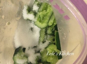 step4: 從冰箱拿出來~冰冰涼涼的
吃多少夾多少，超方便！
作法這麼簡單~又這麼快入味
以後自己在家做就好啦^^
喜歡吃鹹一點的朋友可以胡椒加多一點
愛吃甜的則是糖加多一點
 
根據自己喜好口味做調整
你也可以是小菜達人喔~
 
簡單的夏日開胃小菜，快試試看吧