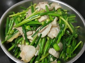 step6: 做法 :

五花腩在煲湯後 1'1/2 小時後取出 , 即時用鹽 , 黃酒醃 2 小時 , 再切片前用清水沖洗一次隔去水份備用 , 用料頭爆炒韮菜花王少少軟身 , 將五花腩回鑊 , 雞粉, 糖少少水滾 , 麻油生粉水埋芡 , 完成 .