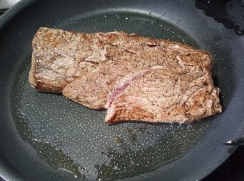 step4: 用平底鑊加油用大火煮滾油,將牛柳四邊煎至金黃,上碟灘凍(要用大火煎才可以封住肉汁)