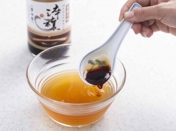 step3: 先以淬釀醬油露調製<span class="group_2">高湯</span>，再加入<span class="group_2">高湯</span>製料理盒...微波5分鐘即可