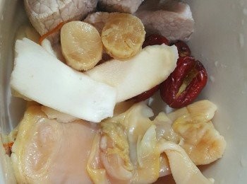step1: 蟲草花(洗淨，浸水，浸大約半小時，水留下用來燉湯)，螺頭 (浸軟， 需數小時以上)， 紅棗去核， 淮山洗浸好， 乾瑤柱浸軟， 陳皮浸軟刮囊， 瘦肉切小塊汆水， 花膠 (用了自己預先已發好的)， 杞子洗淨略浸