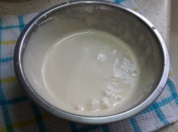 step3: 離開熱水，以打旦器打發至杰身有紋路為止。