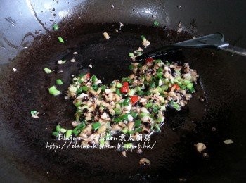 step3: 燒紅鑊 , 爆香蒜蓉及豆豉後 , 加入辣椒 , 薑粒及蔥粒炒至香噴噴後盛起備用