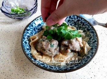 step12: 取出放上芫茜葉裝飾及灑上蔥粒 , 最後淋上少許o急汁即可