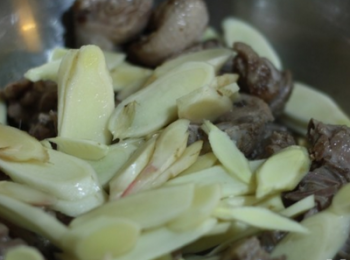 step5: 下嫩薑，一起翻炒。