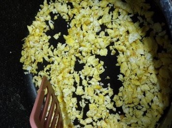 step6: 雞蛋打散倒入鍋煎熟，用鏟鏟碎，盛起