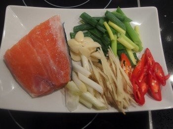 step1: 準備材料。青蔥切段,辣椒切片,蒜頭拍碎,薑切成絲。