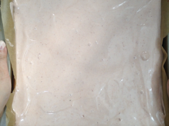 step10: 預熱焗爐160度
將蛋糕糊倒入模具，輕輕震走大氣泡
入爐烤20分鐘，用牙簽插入沒有沾上蛋糕糊即可