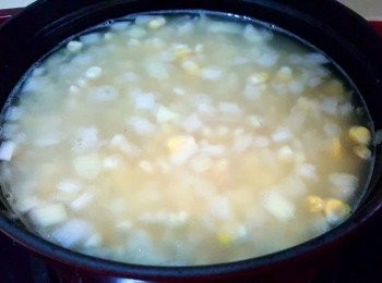 step4: 再加入粟米粒，清雞湯及水，轉中火至湯滾起，隔去泡抹後轉小火加蓋煮半小時，其間盛起適量粟米薯仔洋蔥粒粒備用